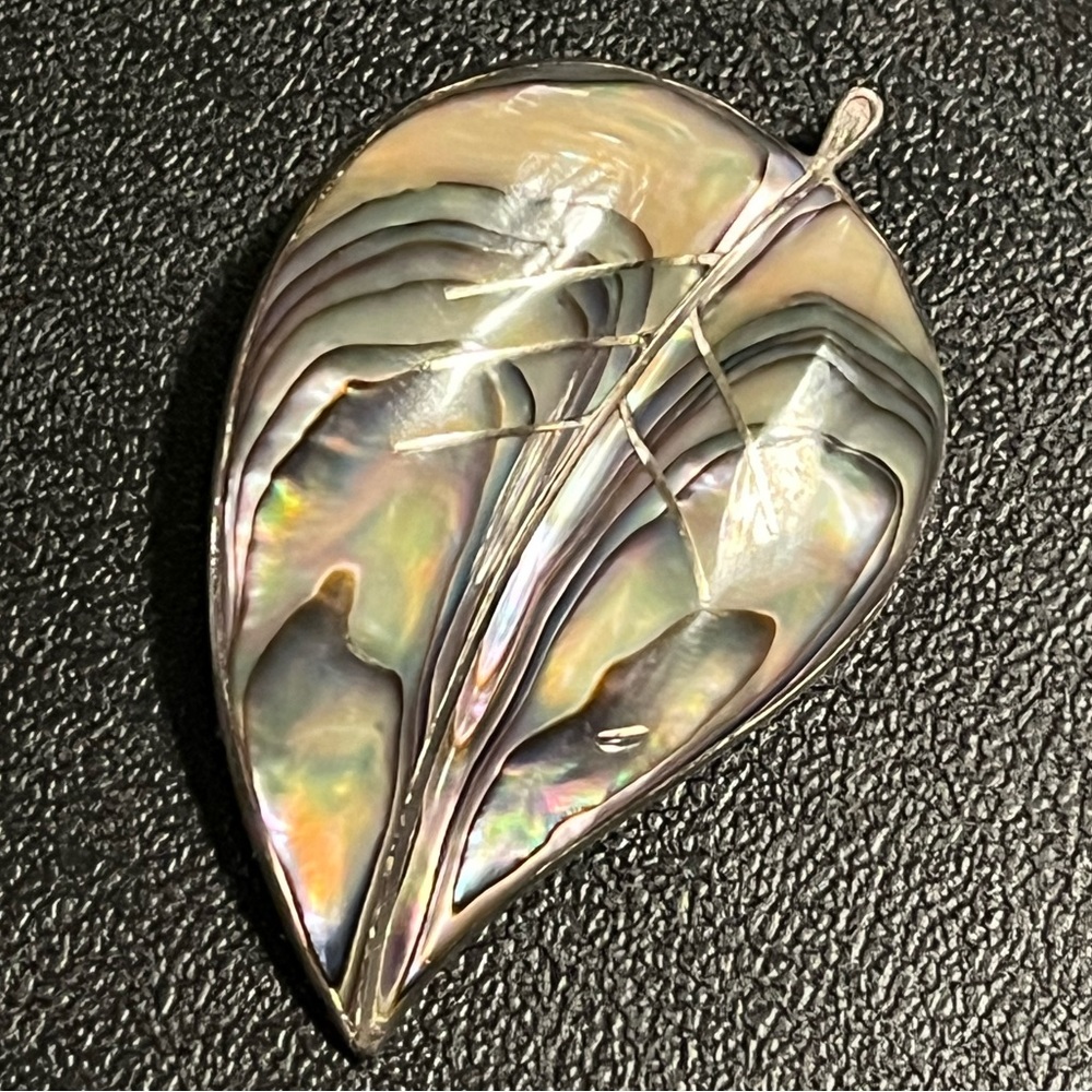 SOLD ‼️ Mexican Sterling silver 925 vintage leaf pin mother of pearl
